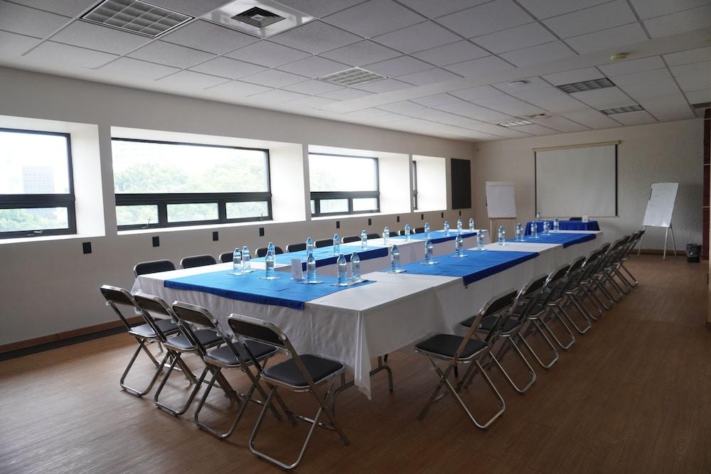 Ibeurohotel Expo - A Lado Del Centro De Convenciones 3*