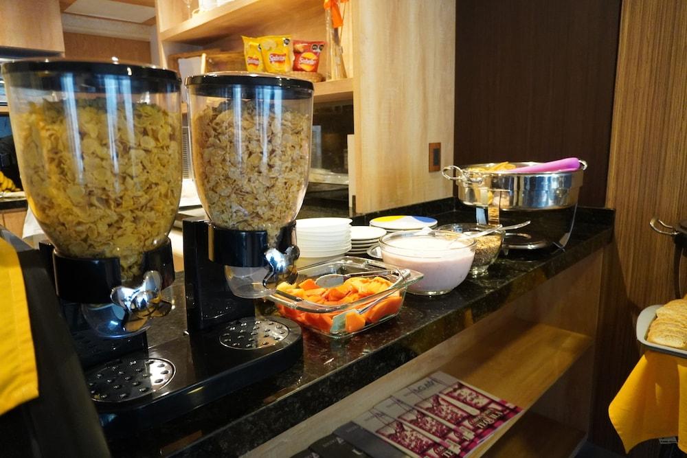 Hotel Ibeurohotel Expo - A Lado Del Centro De Convenciones 3*