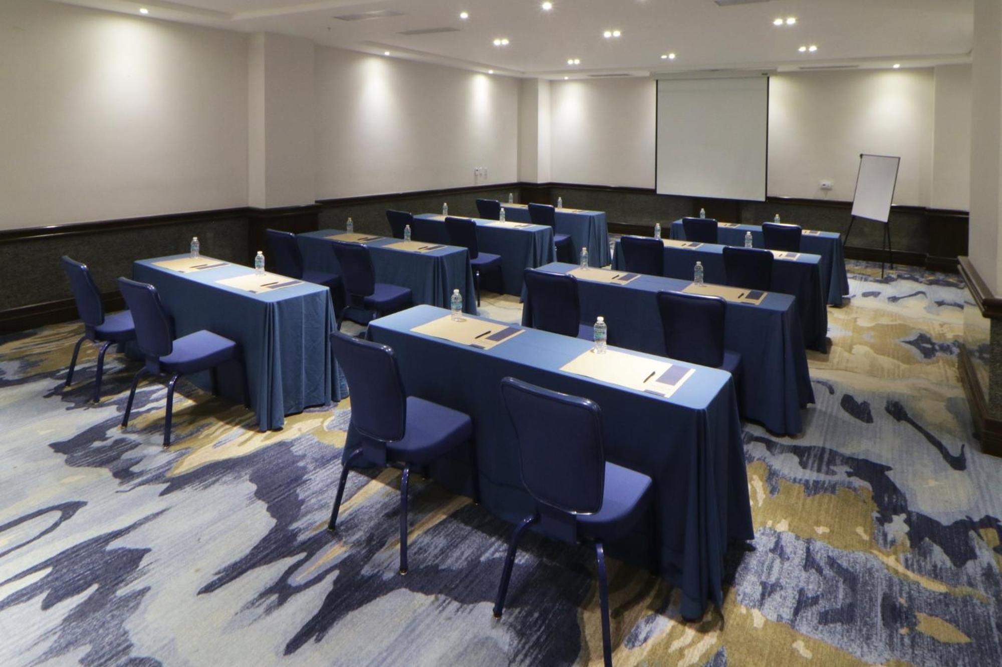 Hotel Indigo Expo By Ihg 4*