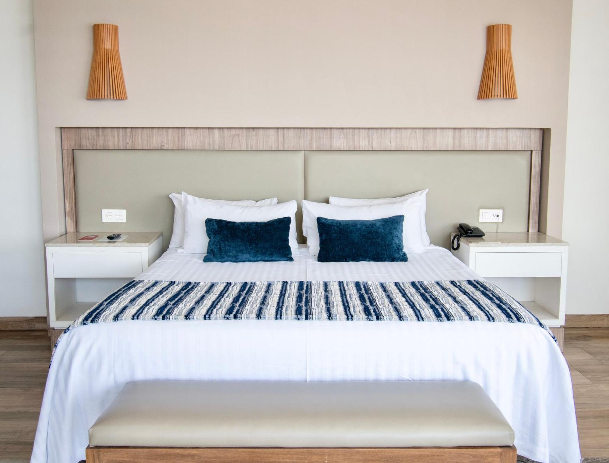 Velvet Plaza Hotel 4*