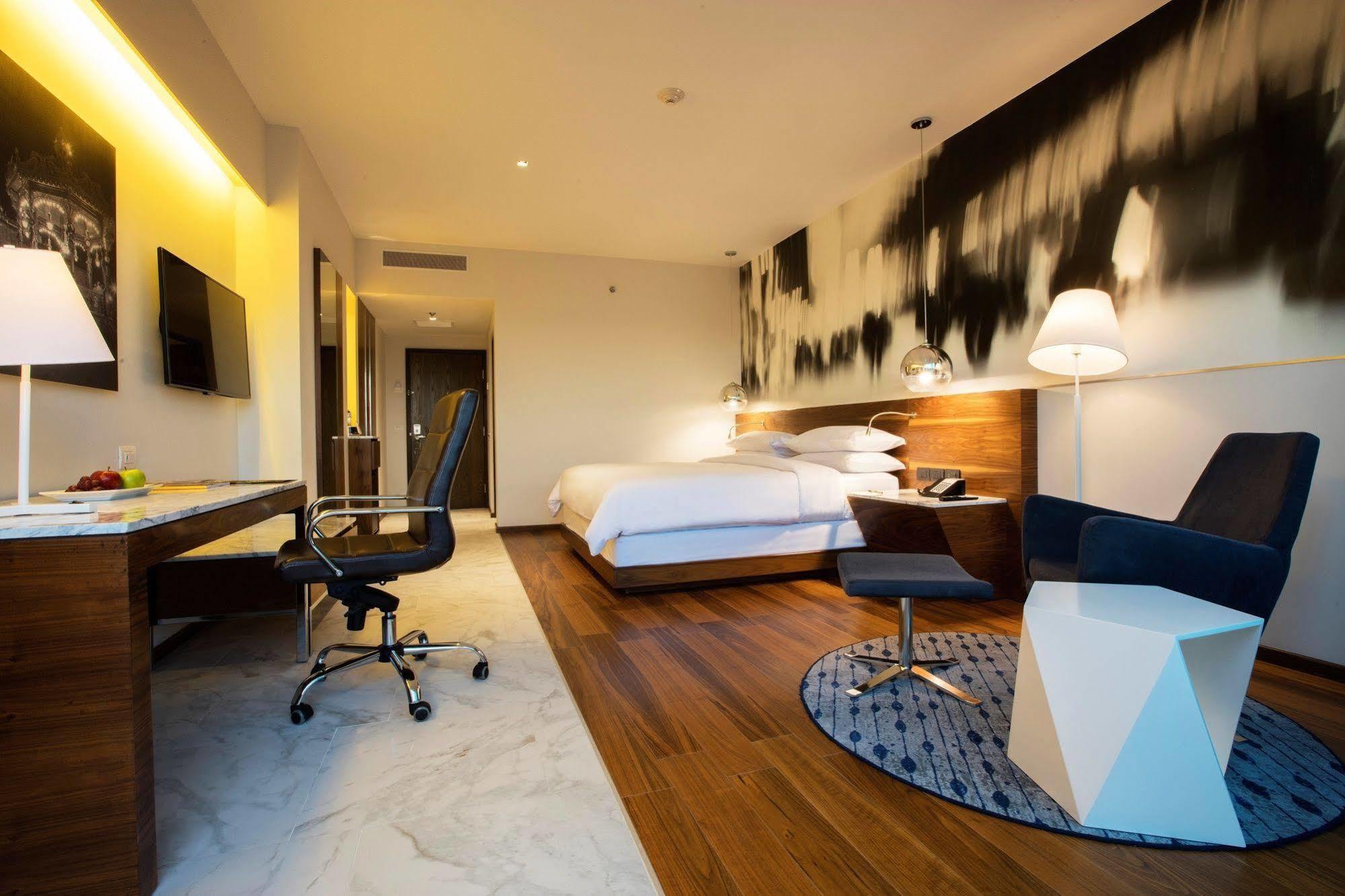Krystal Urban 4*