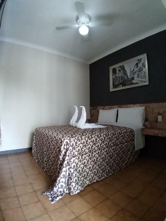 Aguila Hotel *