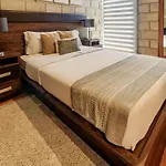 Stylish Designer Loft W Gym 2Bd Tribu Colon 105