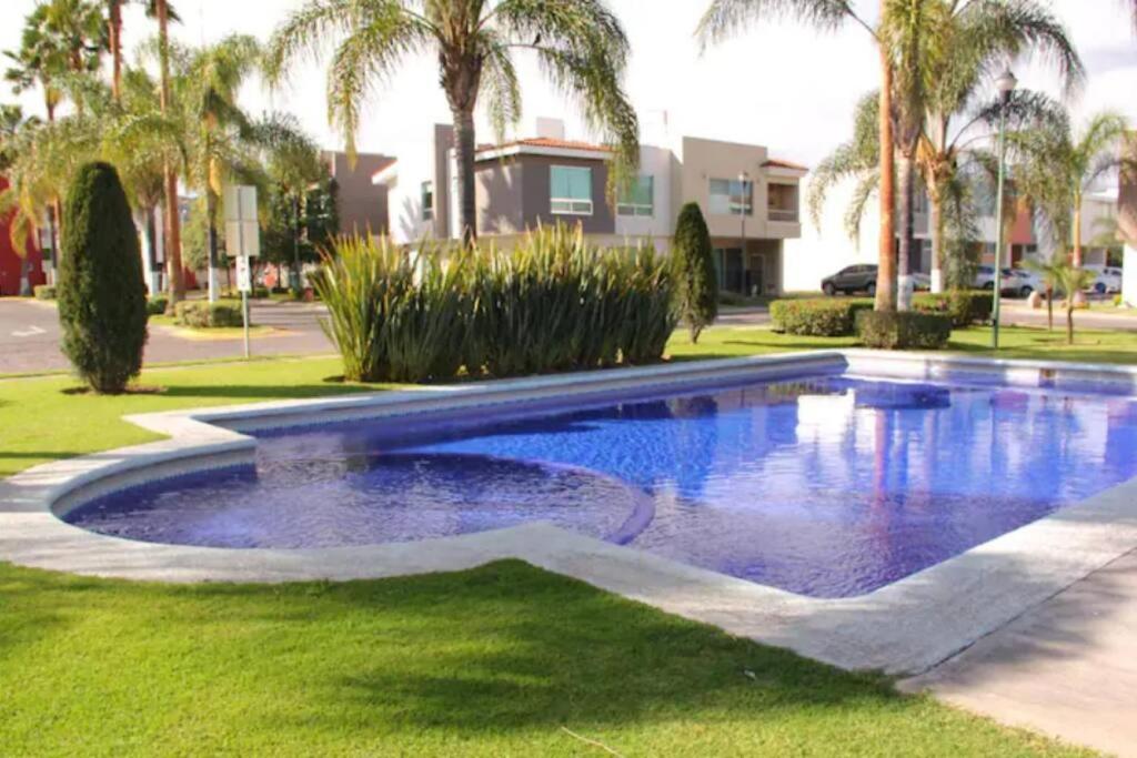 Casa Bon Ubicada En Nueva Galicia Residencial, Es Propiedad Completa Al Sur De La Ciudad Que Te Ofrece Modernidad, Espacio, Tranquilidad, Cuenta Con 4 Recamaras 3 Banos Completos Y 2 Cajones De Estacionamiento Privados Сasa de vacaciones