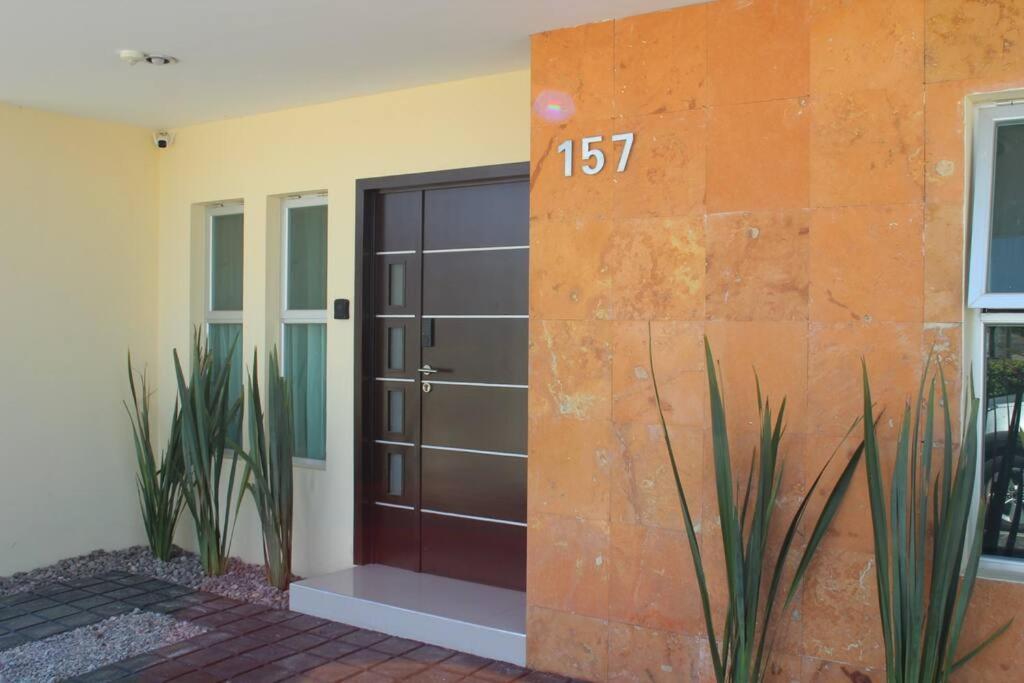 Сasa de vacaciones Casa Bon Ubicada En Nueva Galicia Residencial, Es Propiedad Completa Al Sur De La Ciudad Que Te Ofrece Modernidad, Espacio, Tranquilidad, Cuenta Con 4 Recamaras 3 Banos Completos Y 2 Cajones De Estacionamiento Privados Guadalajara