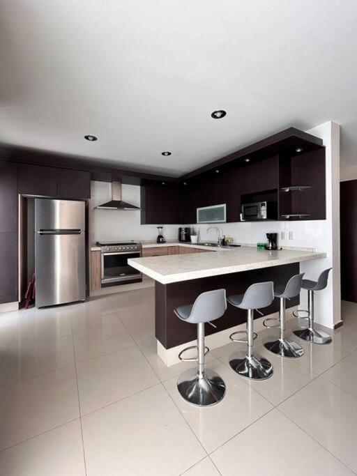 Сasa de vacaciones Casa Bon Ubicada En Nueva Galicia Residencial, Es Propiedad Completa Al Sur De La Ciudad Que Te Ofrece Modernidad, Espacio, Tranquilidad, Cuenta Con 4 Recamaras 3 Banos Completos Y 2 Cajones De Estacionamiento Privados