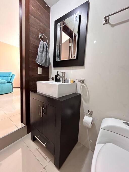 Сasa de vacaciones Casa Bon Ubicada En Nueva Galicia Residencial, Es Propiedad Completa Al Sur De La Ciudad Que Te Ofrece Modernidad, Espacio, Tranquilidad, Cuenta Con 4 Recamaras 3 Banos Completos Y 2 Cajones De Estacionamiento Privados *