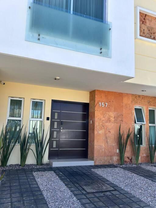 Сasa de vacaciones Casa Bon Ubicada En Nueva Galicia Residencial, Es Propiedad Completa Al Sur De La Ciudad Que Te Ofrece Modernidad, Espacio, Tranquilidad, Cuenta Con 4 Recamaras 3 Banos Completos Y 2 Cajones De Estacionamiento Privados