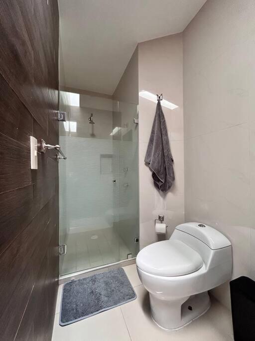 Сasa de vacaciones Casa Bon Ubicada En Nueva Galicia Residencial, Es Propiedad Completa Al Sur De La Ciudad Que Te Ofrece Modernidad, Espacio, Tranquilidad, Cuenta Con 4 Recamaras 3 Banos Completos Y 2 Cajones De Estacionamiento Privados *