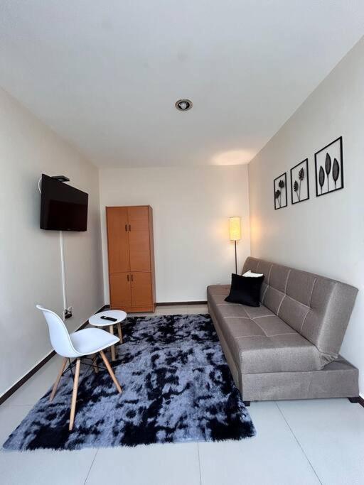 Сasa de vacaciones Casa Bon Ubicada En Nueva Galicia Residencial, Es Propiedad Completa Al Sur De La Ciudad Que Te Ofrece Modernidad, Espacio, Tranquilidad, Cuenta Con 4 Recamaras 3 Banos Completos Y 2 Cajones De Estacionamiento Privados Guadalajara