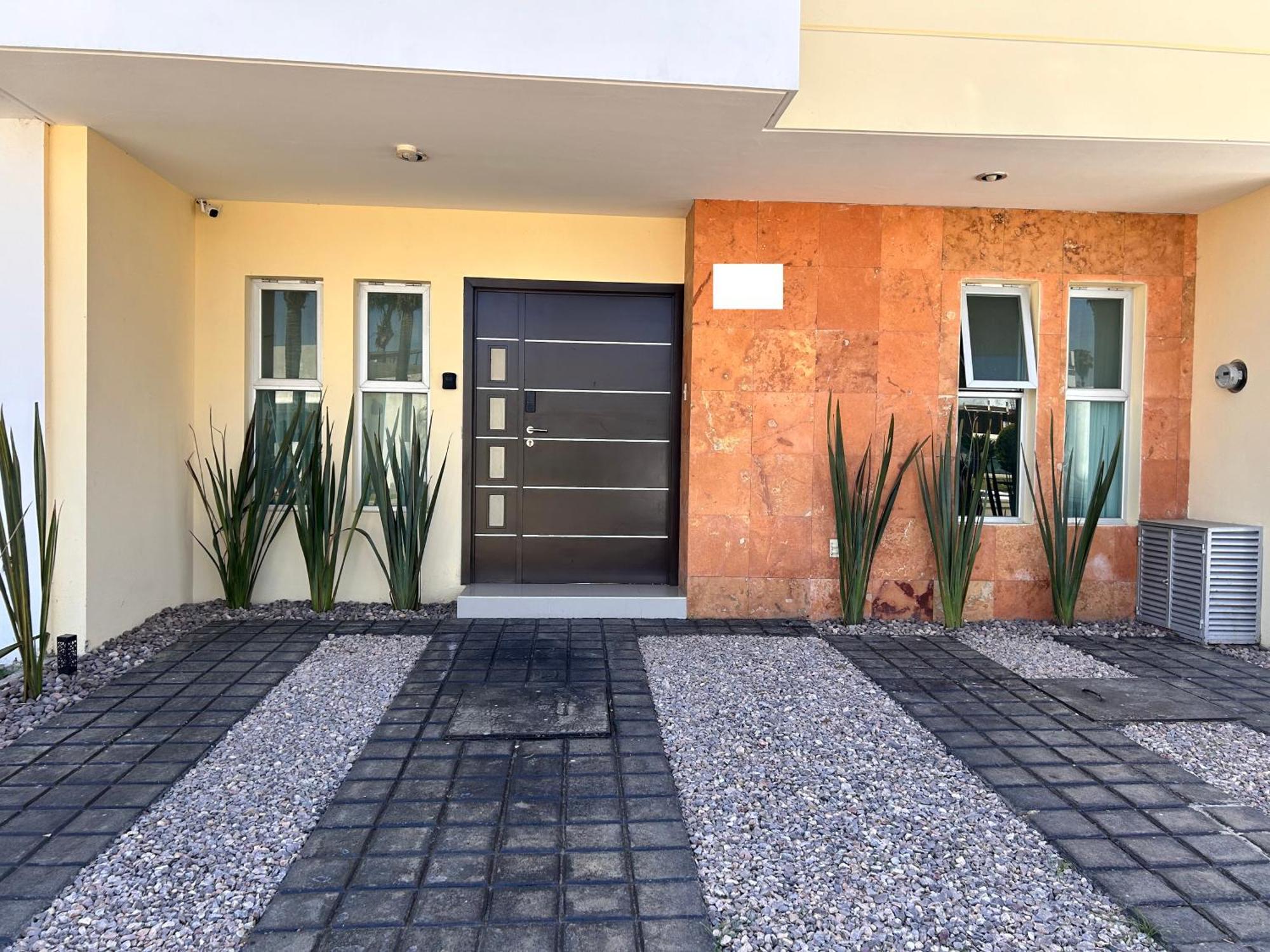 Casa Bon Ubicada En Nueva Galicia Residencial, Es Propiedad Completa Al Sur De La Ciudad Que Te Ofrece Modernidad, Espacio, Tranquilidad, Cuenta Con 4 Recamaras 3 Banos Completos Y 2 Cajones De Estacionamiento Privados * Guadalajara