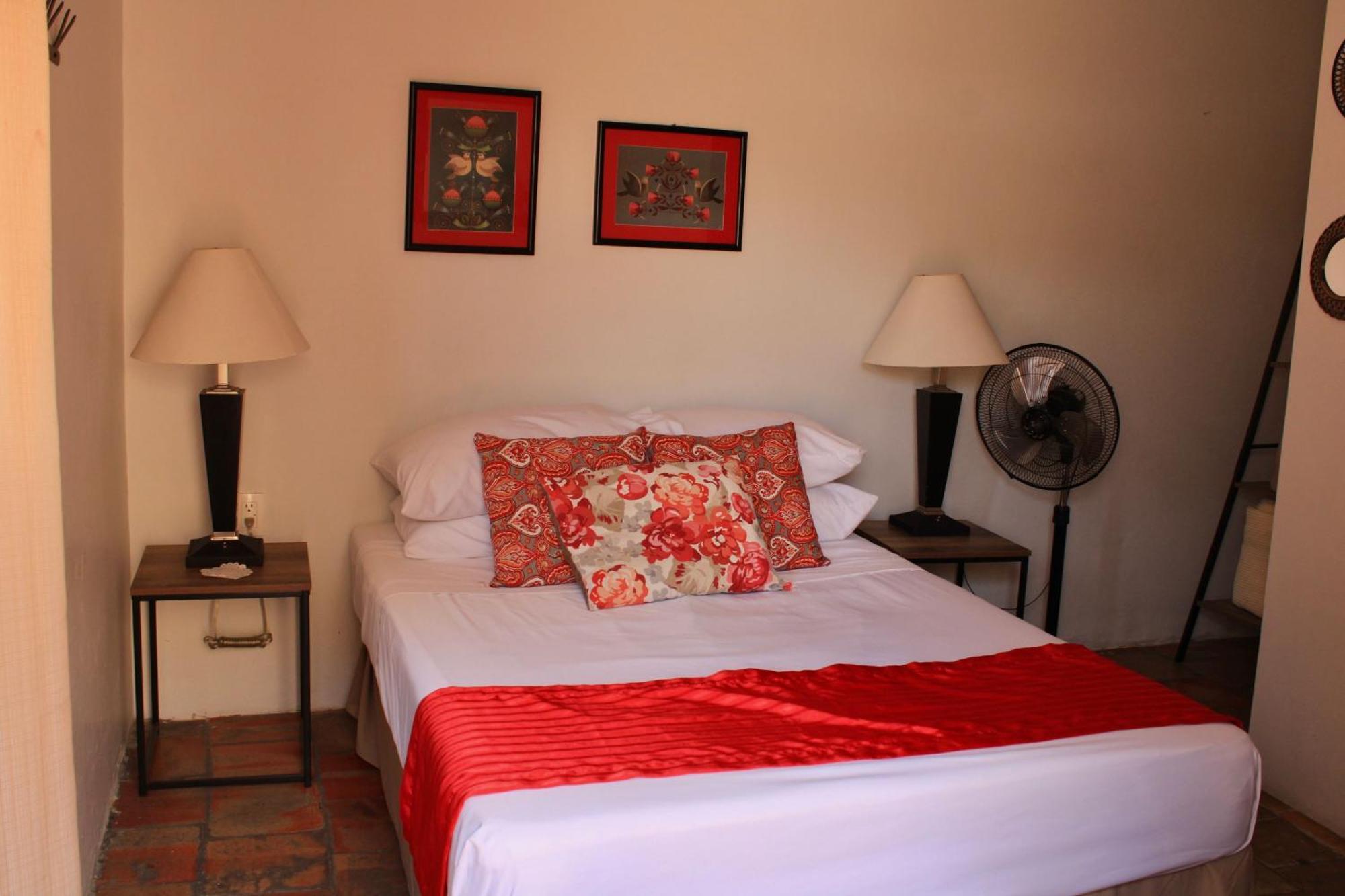 Pensión Casa Araiza, Centro De *