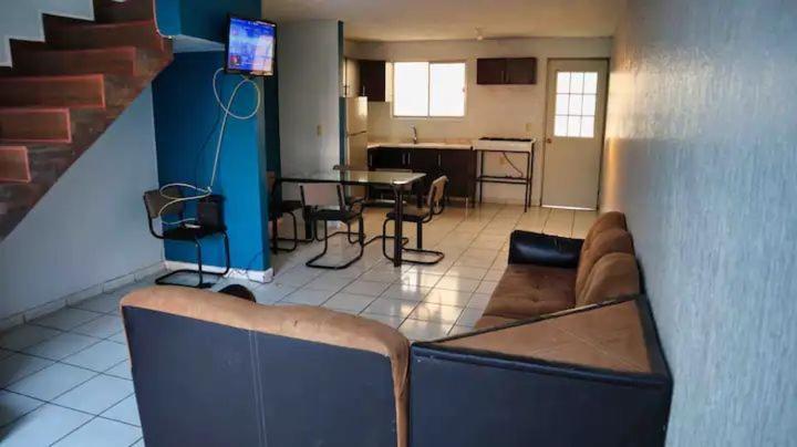 Casa en fraccionamiento/ cerca del aeropuerto/ Guadalajara. Apartamento Guadalajara