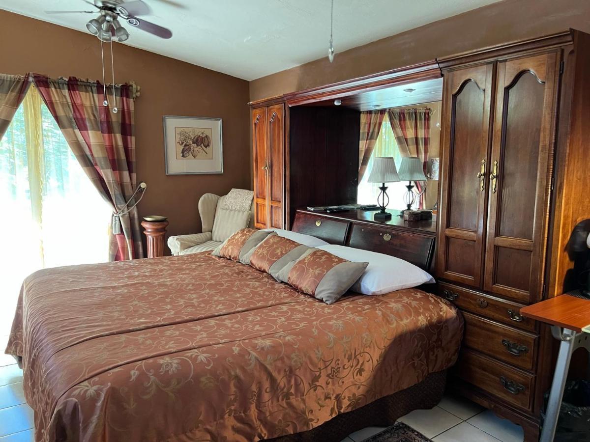 Dickinson Guest House, Expo