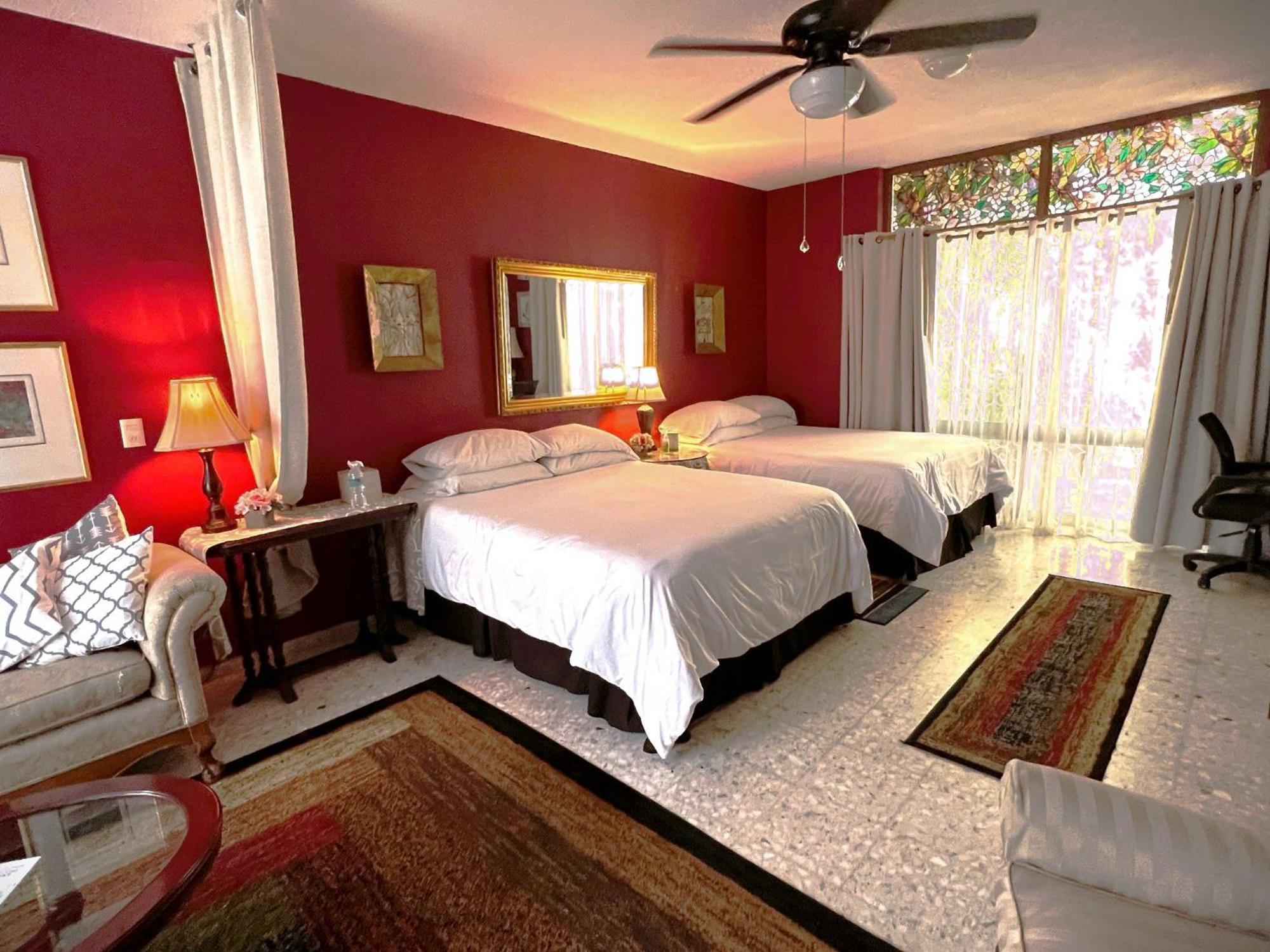 Pensión Dickinson Guest House, Expo